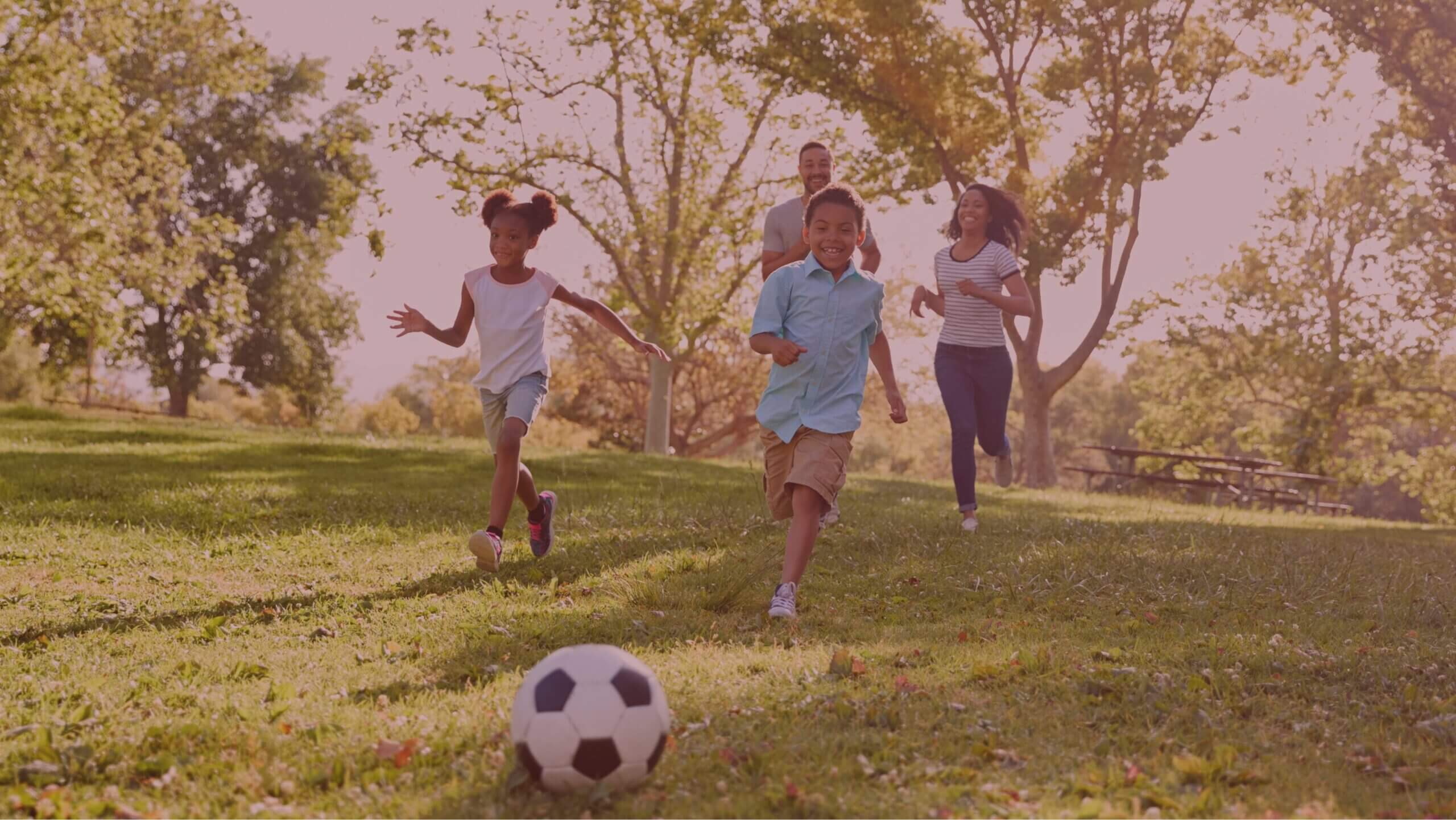 ribeirao-preto-e-o-lugar-ideal-para-o-seu-lar-familia-jogando-bola-no-parque