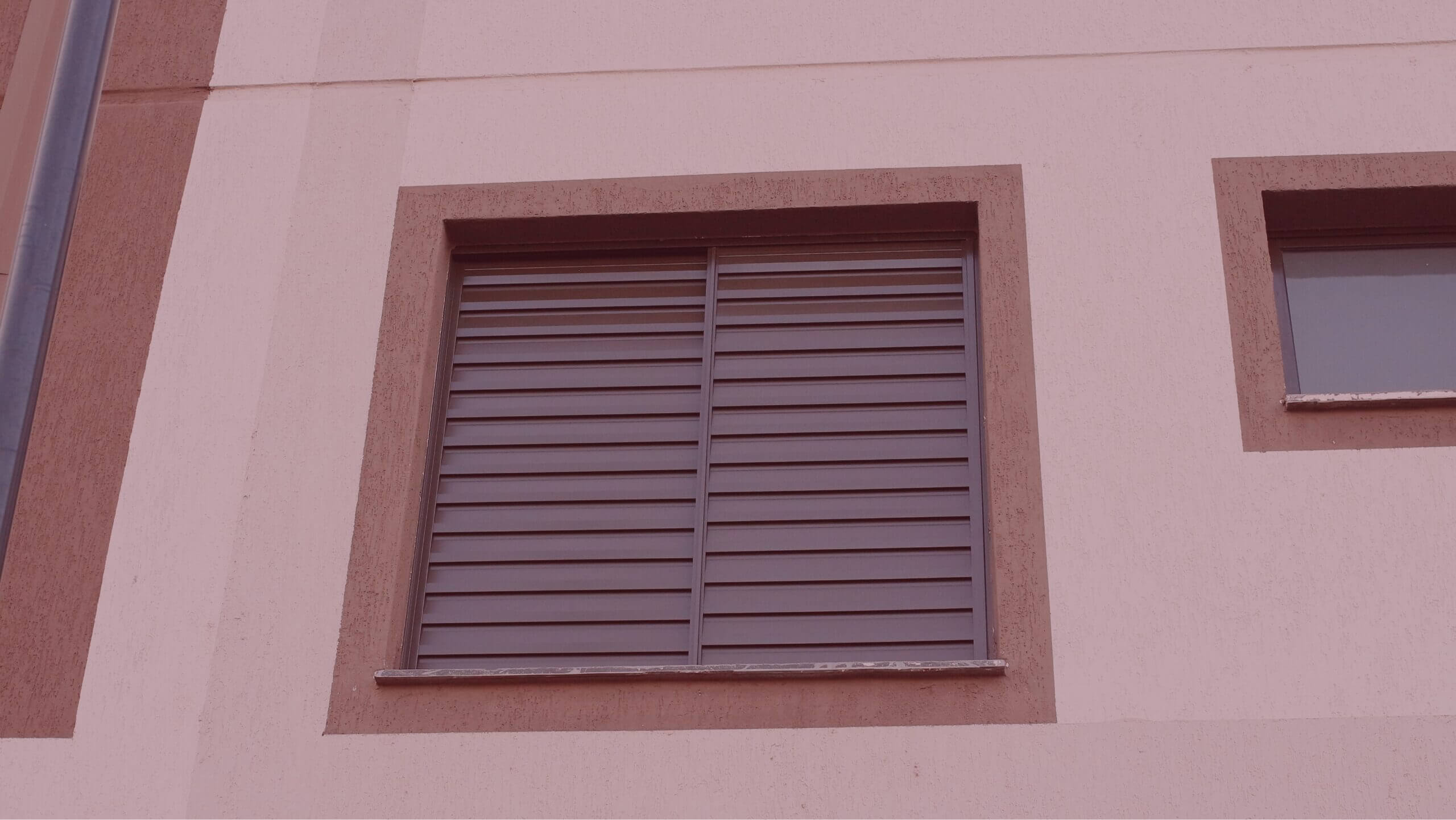 janelas-com-pintura-eletrostatica-um-dos-motivos-para-morar-em-um-apartamento-brio