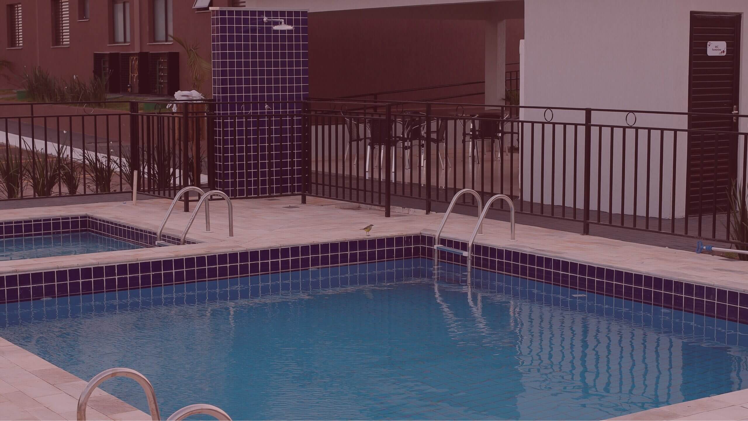 piscina-com-revestimento-ceramico-um-dos-motivos-para-morar-em-um-apartamento-brio