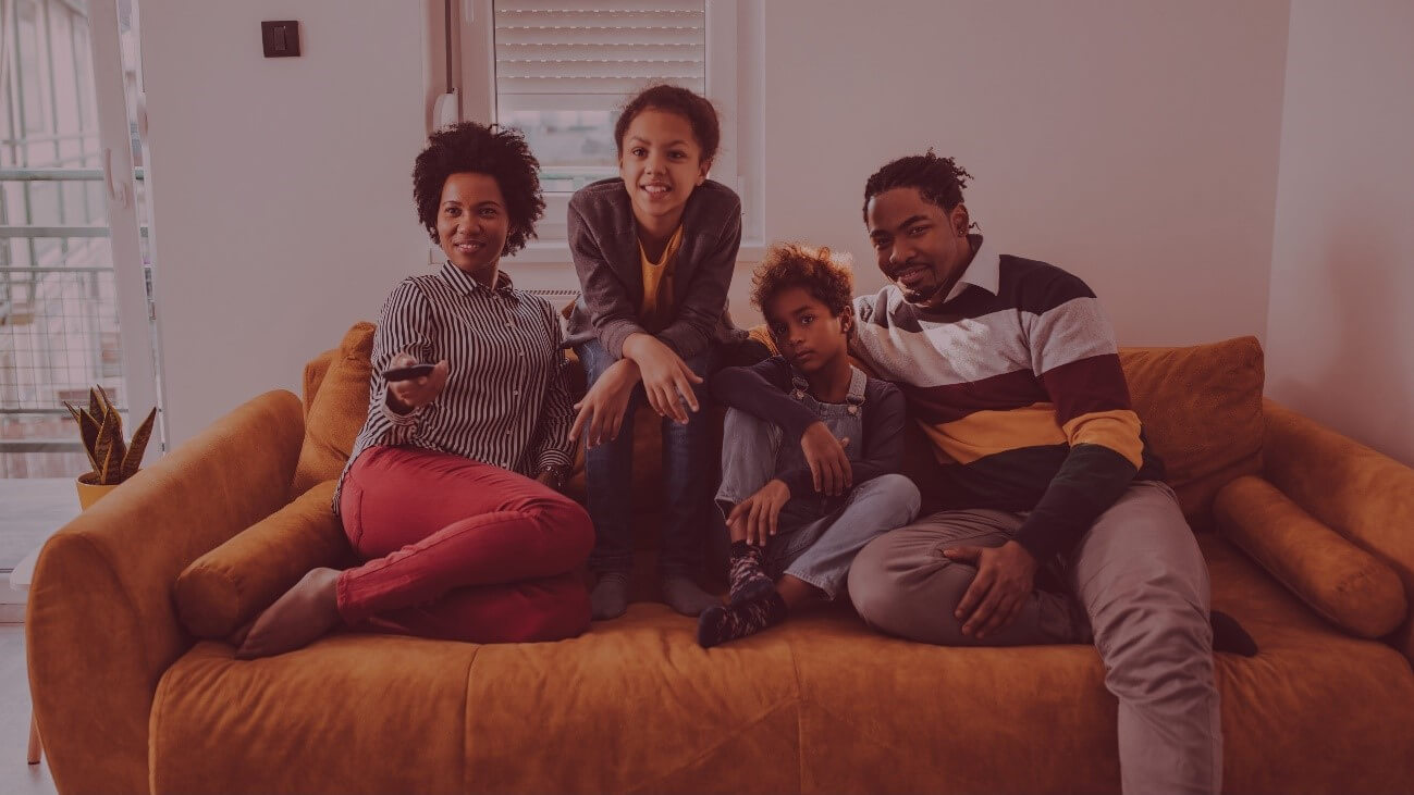 familia-assistindo-filme-em-casa 