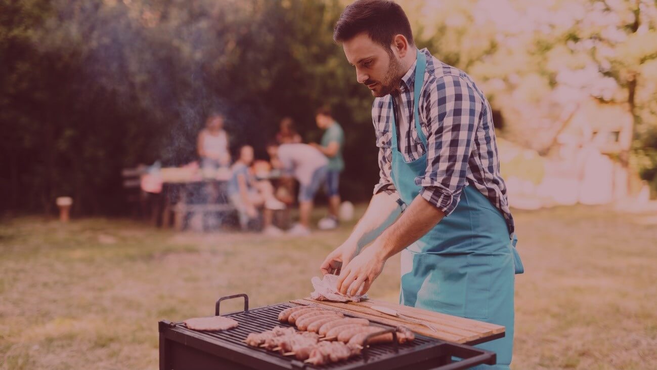 homem-economizando-no-lazer-assando-carne-em-casa-para-amigos